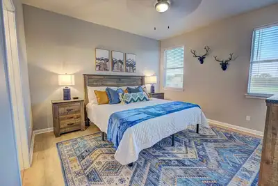 Image de New Oak Lodge at Little Ranches 5 min to Square