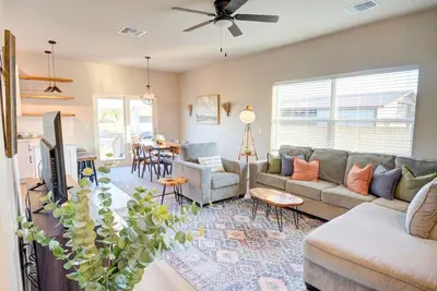 Cedar Lodge at Little Ranches 5 min to Square