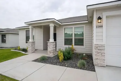 Image de King Bed, Large Yard & 3 Car Garage 4/2 - #1588