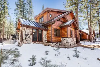 Image de New! 4br Cabin w/ Hot Tub – Ultimate Truckee Escape