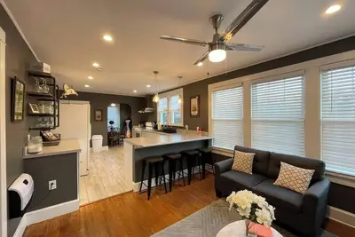 Image de Spacious 5-bedroom farmhouse in charming Luray, Virginia