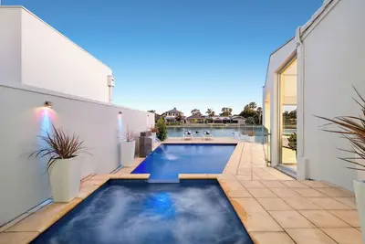 Image de Lake Luxe - Waterfront, Pool, Free WiFi & Parking