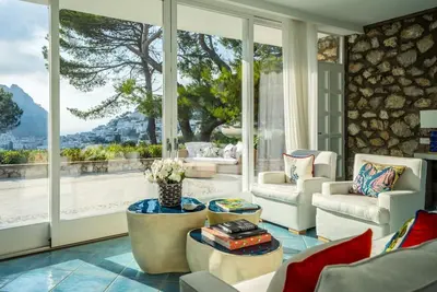 Elegant Villa with an outstanding view five minutes on foot from the city center