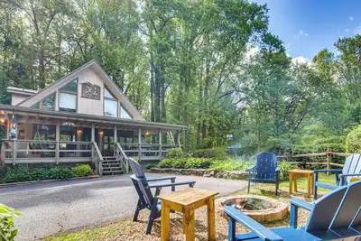 Image de Top of the Mountain Chalet in Maggie Valley!
