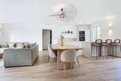 Image de Maison contemporaine avec jacuzzi et jardin. A 1h45 de Paris!