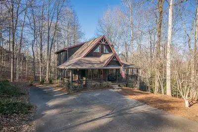 Image de Cozy Dahlonega Cabin w/ Hot Tub