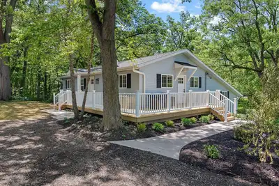 Image de New! Spacious Lake Geneva Home & Cottage, Only 5 Minutes to Downtown!