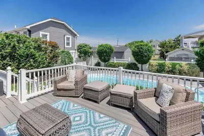 Image de Beach Block Shoreline Retreat with Pool & Fire Pit\n1 Minute Walk to Beach