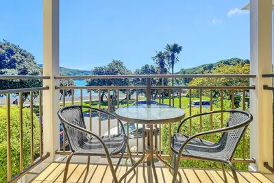 Image de Waterfront 2-Bedroom Harbor View Apartment
