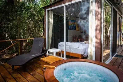 Image de Jungle Cabana with 2 beds, Ac, and private Hot Tub.