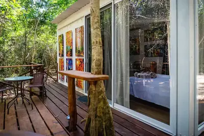 Image de Peaceful Getaway in the Jungle with Ac and private deck with Hot Tub.