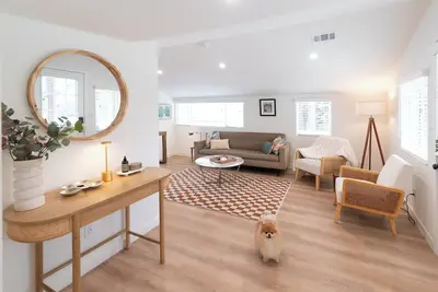 Image de Newly Remodeled Home In The Heart of Thousand Oaks Walk to Shops & Restaurants!
