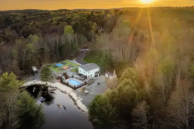 Image de Private Lakeside Paradise - Pool/Hot tub/Sauna/Rv/Pickleball/Basketball