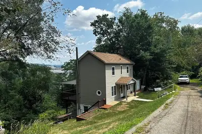 Image de Minutes to Downtown, Scenic Views, Secluded Stay