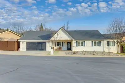 Image de Walk Downtown: Remodeled Home in Murphys w\/ Yard!