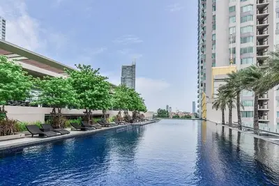 Image de A world-class luxurious condo, standing majestically along the Chao Phraya River