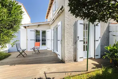 Image de Maison de charme proche marché et plages – Confort et détente garantis