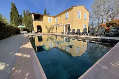 Image de Magnifique Propriété Piscine et Vue
