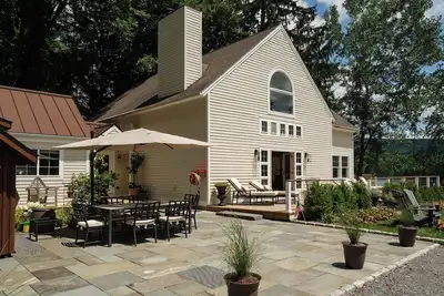 Image de 4-bedroom Queechy Lake House with Private Dock and Fire Pit