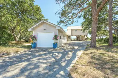 Image de Enjoy Unbeatable Sunsets at this Gulf Getaway, 4 Bedroom House on a large beach lot with fire pit!