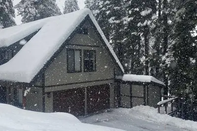 Image de Cozy 3-bedroom cabin with WiFi and Ac in charming Truckee