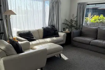 Image de Coastal Getaway - 2 minutes from the beach. Family and Pet friendly.