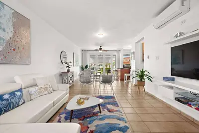 Lakeside Escape | Stylish Unit with Bbq and Pool