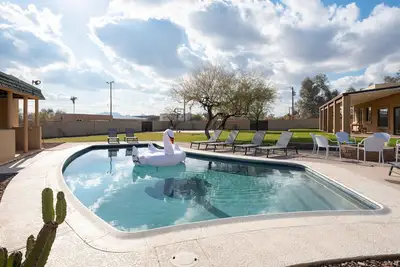 Image de Prickly Palm-Basketball Court & Pool-In Scottsdale