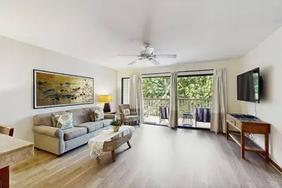 Image de Spacious condo surrounded by lush gardens, koi pond, lanai, pool, Bbq