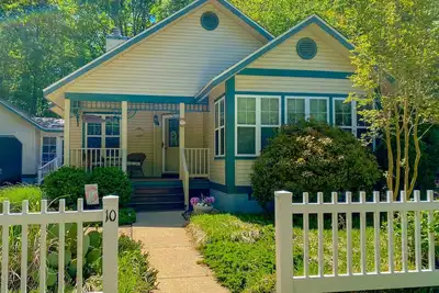 Image de Savannahs Landing home with outdoor shower & shared pool, tennis, & playground