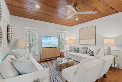 Image de Feelin' Tipsea | Remodeled | Bikes | Walk To Beach
