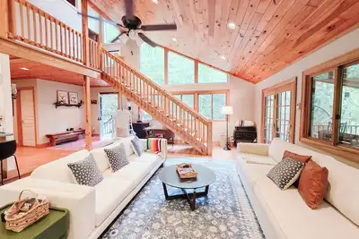 Native Gem Mountain Chalet with Views Near Smoky Mountains, Trails & Waterfalls