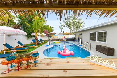 Image de 4 Br Oasis~Pool~Tiki Hut~Hot Tub~Ping Pong~Arcade