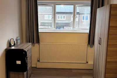 Image de Double room, in clean, neat shared house.