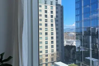 Image de Sunny, Modern, Cozy 1-Bedroom + Den Condo – Fully Equipped!