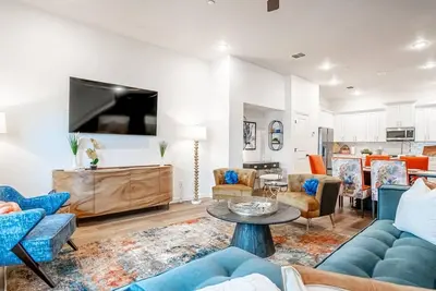 Image de Walk to At&T + Globe Life | Spacious Getaway