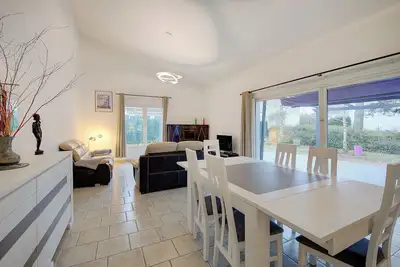Image de Grande maison lumineuse 6 personnes - Cour fermée pour 3 véhicules - Terrasse