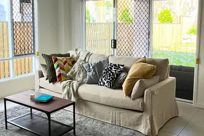 Image de Sleeps 8! New Furnished House Near City! Sleeps 8! Modern Cozy Retreat!