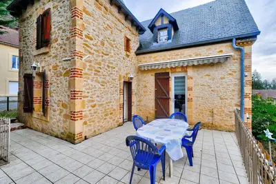 Image de Maison en pierre avec une terrasse, idéal pour 4