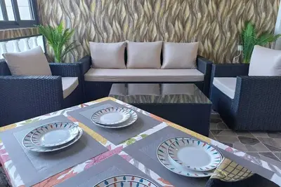 Image de Appartement élégant avec piscine et emplacement distinctif.