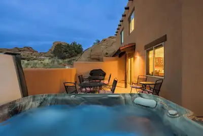 Image de Red Rock Views | Private Hot Tub | Near Arches Np | Nestled in Slickrock