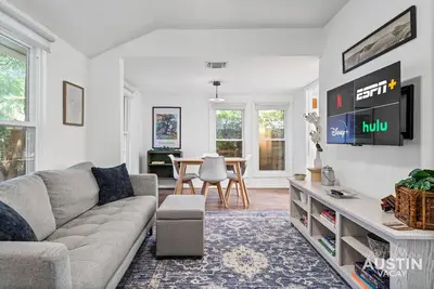 Image de Walk to East Austin’s Best│Free Parking│Gated Dog-Friendly Yard│Bungalow for 4