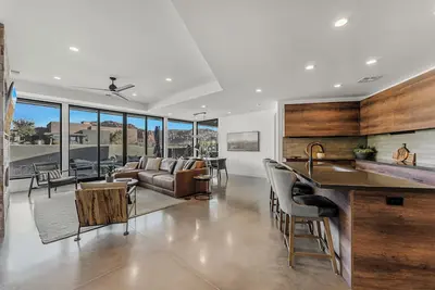 Image de Serene Views: Luxurious 3 bedroom home, Community Pool, Stunning Views!