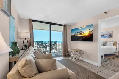Image de 🌞Emerald Surf 106: 1st Floor Gulf-Front Condo w/ Pool🌞