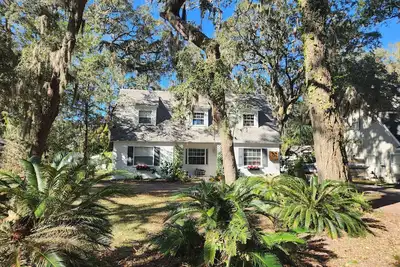 Image de Perfectly located, sun-lit home on beautiful Amelia Island w/ tranquil backyard