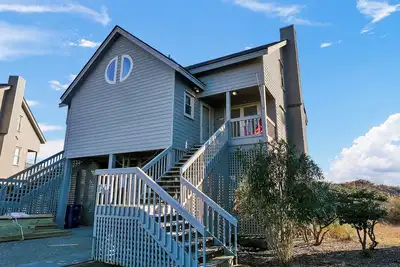 Image de Relax with Beach Access, Pool, and Scenic Views in Topsail Beach