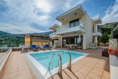 Nikos Villa in Palaiokastro near the beach and taverns