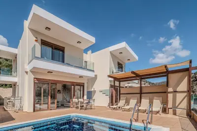 Paris Villa in Palaiokastro near the beach and taverns