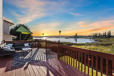 Image de 3br Lake House in Marysville with Theater Room