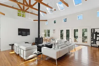 Image de Architects Home surrounded by private, serene woodlands, conveniently. . .